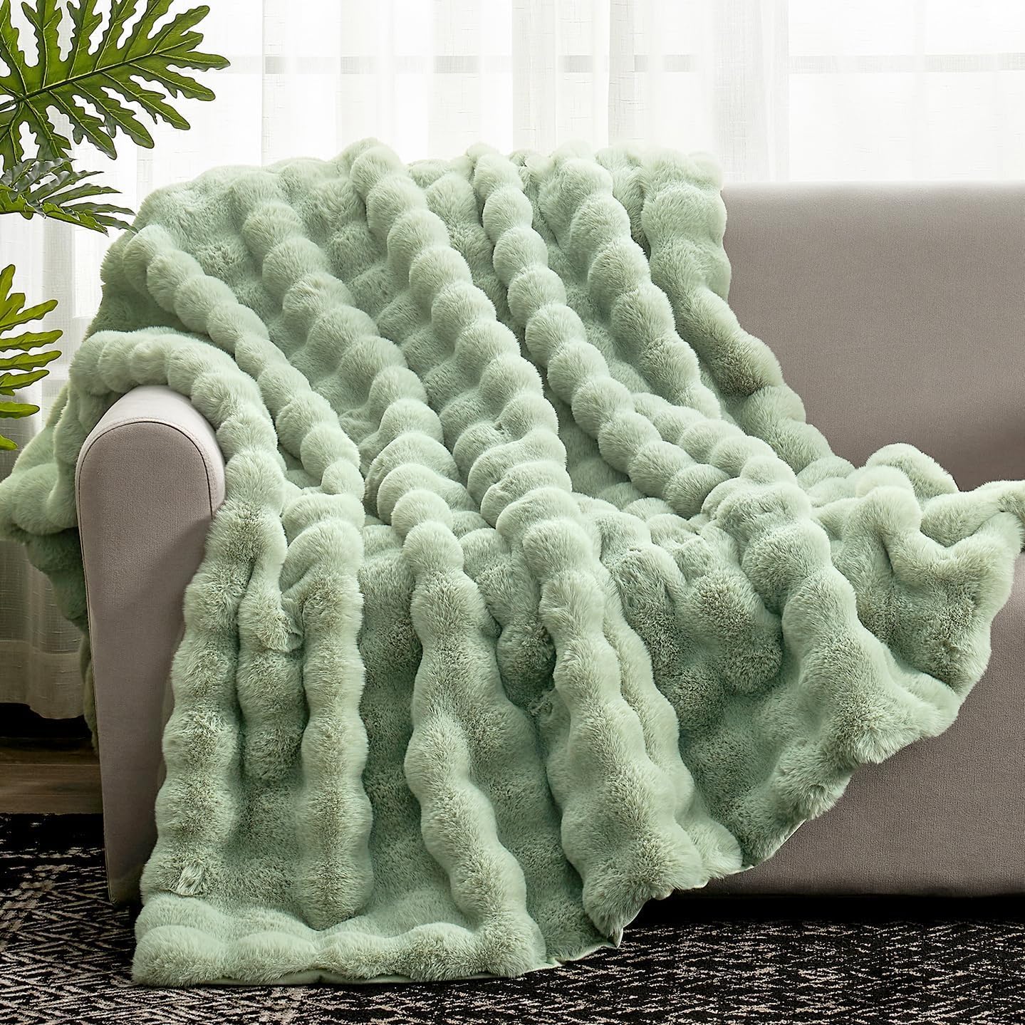 Cozy Bliss Faux Fur Throw Blanket for Couch, Fuzzy Soft Plush Thick Bubble Blanket for Sofa Bedroom Living Room, 50 * 60 Inches Cream White