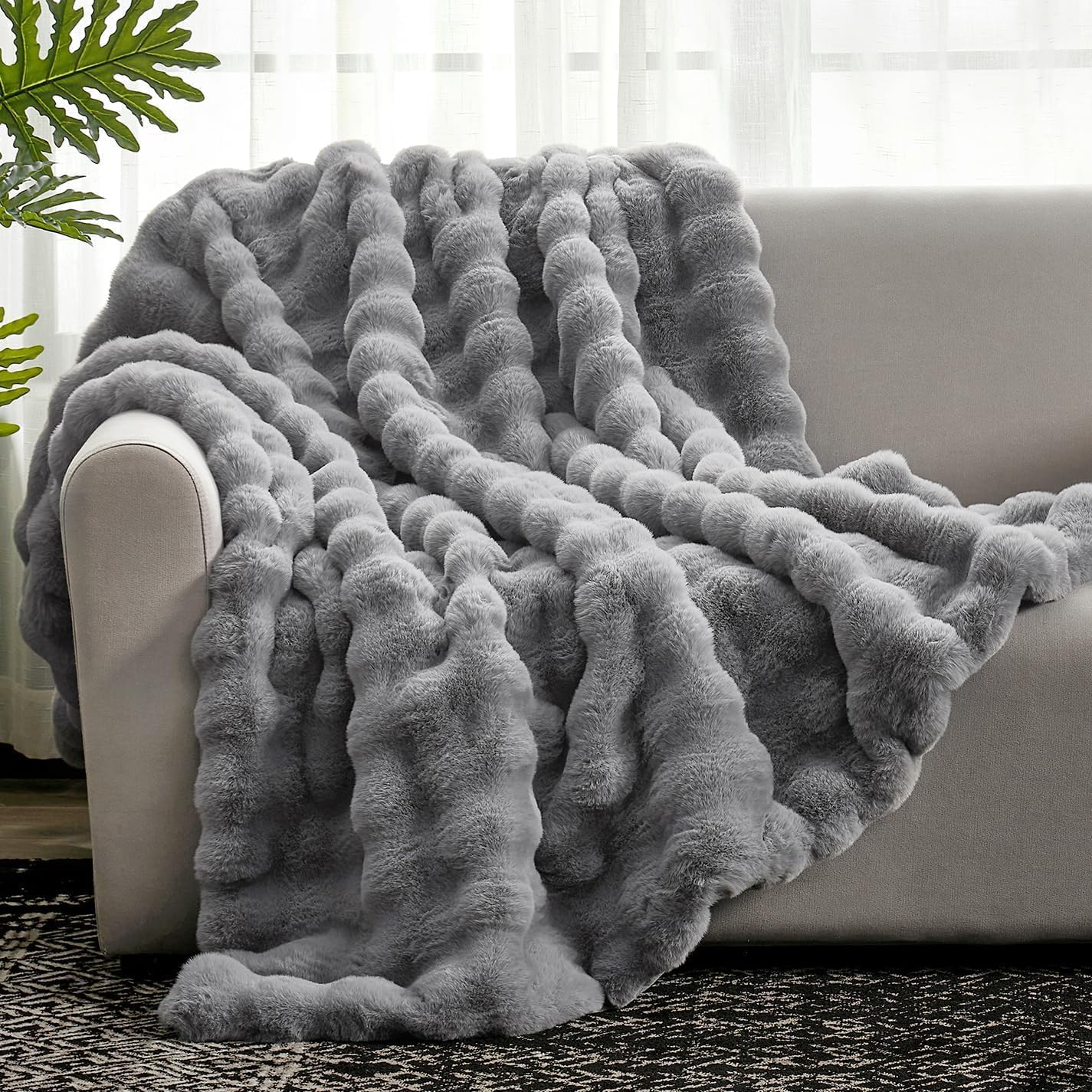 Cozy Bliss Faux Fur Throw Blanket for Couch, Fuzzy Soft Plush Thick Bubble Blanket for Sofa Bedroom Living Room, 50 * 60 Inches Cream White